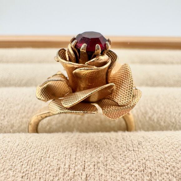 Vintage Sarah Coventry Red Rhinestone Rose Ring Gold Tone Floral Size 7 1/4 - Picture 8 of 11